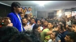 হলের বাহিরে হিরু আলম