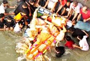 দেবী দুর্গা বিসর্জনে বিদায় নিলেন