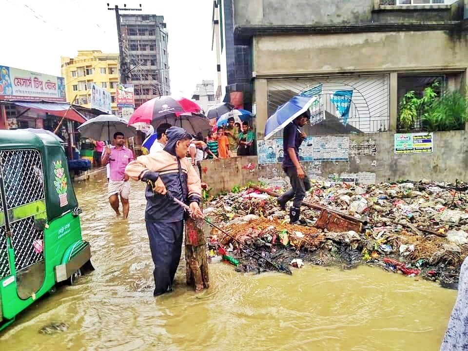 চট্রগ্রামে আর্বজনা অপসারণে সাবেক কাউন্সিলর মোরশেদ আখতার চৌধুরী, উন্নয়নে নিজেকে উৎসর্গ