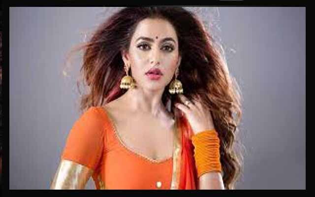 এবার ফরাসি ব্রান্ডের দামি ঘড়ি ফেলে দিলেন অভিনেত্রী নুসরাত ফারিয়া