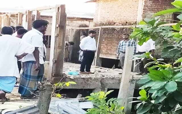 সন্দ্বীপ সেনের হাট খালের উপর অবৈধভাবে নির্মিত দোকান উচ্ছেদ