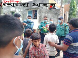 আব্বাস উদ্দিন চৌধুরীর নেতৃত্বে পুলিশ মাস্ক বিতরণ করছেনঃ দৈনিক তাজা খবর