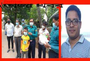 আব্বাস উদ্দিন চৌধুরীর নেতৃত্বে পুলিশ মাস্ক বিতরণ করছেনঃ দৈনিক তাজা খবর