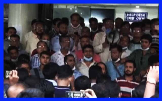 লাঞ্ছিত হয়েছেন সিএন্ডএফ কর্মচারী : প্রতিবাদে বিক্ষোভ কাস্টম হাউসে