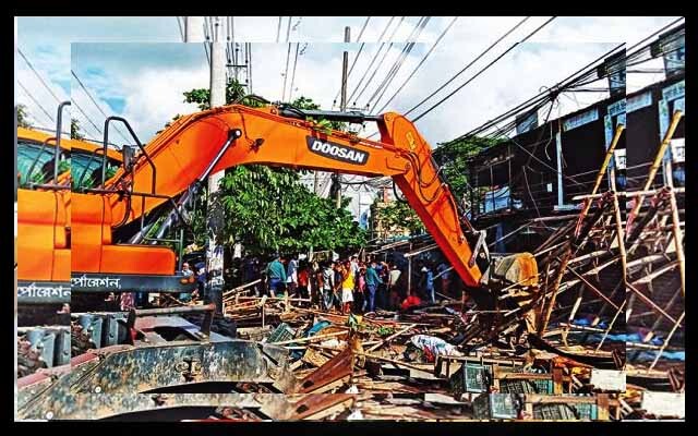নালার উপর পণ্য রাখায় জরিমানা সহ কাঁচাবাজার উচ্ছেদ
