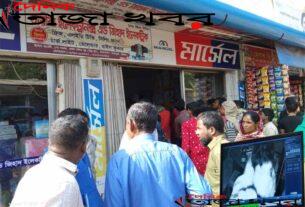 ছিন্নমুলে দোকান চুরির অভিযোগ, ক্ষতি হয়েছে লাখ টাকার মাল সহ নগদ অর্থঃ দৈনিক তাজা খবর।