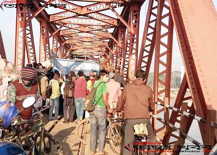 কালুরঘাট সেতুতে এই ভোগান্তির শেষ কবে হবেঃ দৈনিক তাজা খবর। 