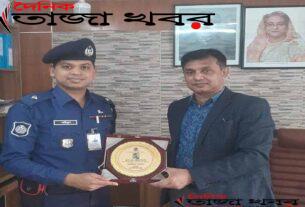 শুভেচ্ছা স্মারক পেলেন সন্ধীপের কৃতি সন্তান সাইফুল ইসলাম। দৈনিক তাজা খবর