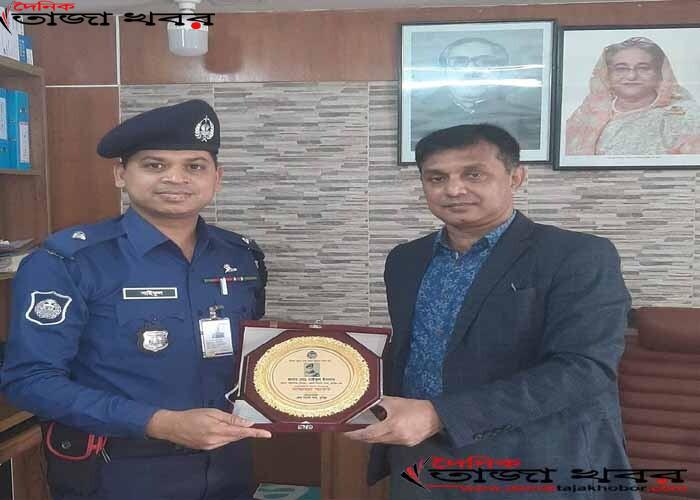 শুভেচ্ছা স্মারক পেলেন সন্ধীপের কৃতি সন্তান সাইফুল ইসলাম। দৈনিক তাজা খবর