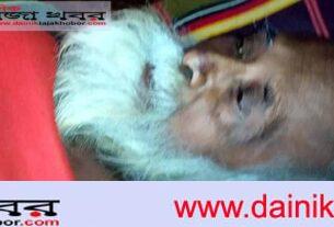 অসুস্থ বৃদ্ধ বাবাকে সড়কে ফেলে গেছেন তার সন্তান, হাসপাতালে ভর্তি করল পুলিশঃ দৈনিক তাজা খবর।