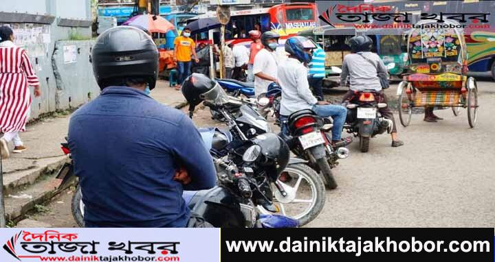 ট্রাফিকের মূল টার্গেট ছিল মোটর সাইকেল মোটর সাইকেলে দুজন যাত্রী দেখা গেলেই অ্যাকশনে গেছে ট্রাফিকঃ দৈনিক তাজা খবর। 